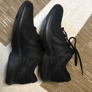 NEW Nike Revolution 4 Running Shoes